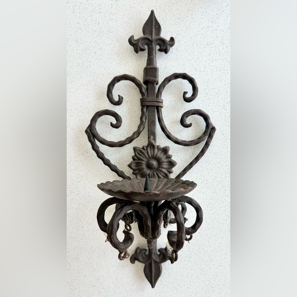 🔥SOLD🔥
Vintage Wrought Iron Candle Holder Wall Scones Rustic Brown - Picture 1 of 13
